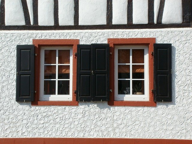 dvě okna