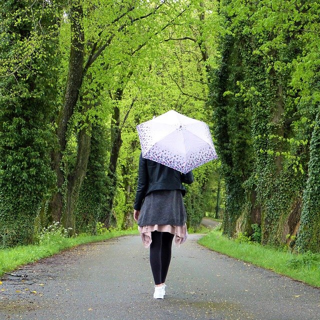 procházka s deštníkem